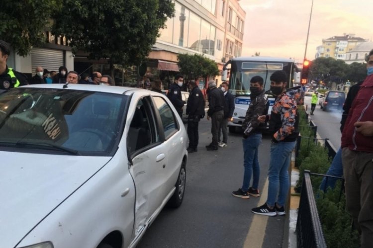 Yolcu otob&uuml;s&uuml; ile otomobil &ccedil;arpıştı