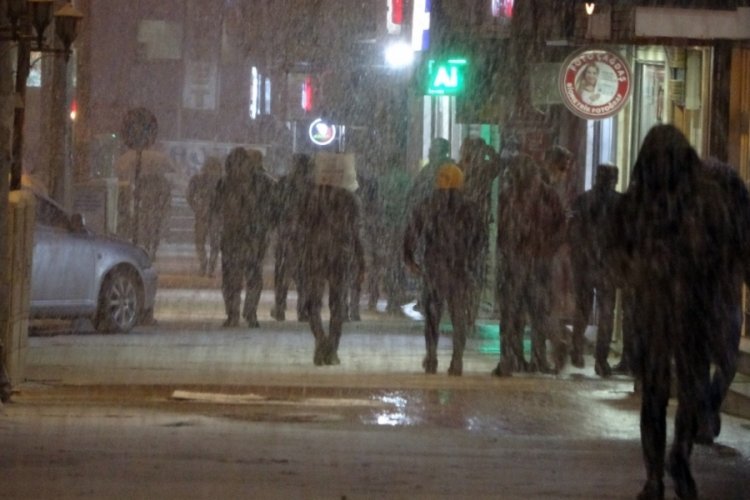 Y&uuml;ksekova'da Mart ayına rağmen, lapa lapa kar yağışı