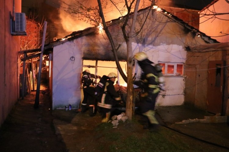 Komşusuna gitti, evi alev alev yandı