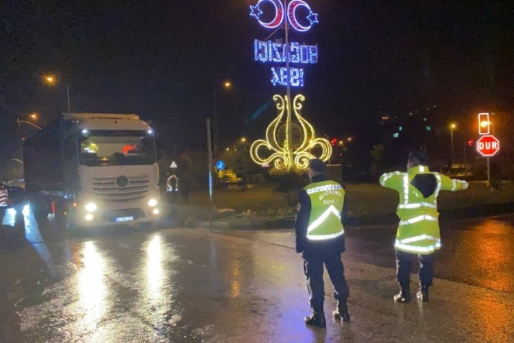Heyelan sonrası kapanan yolda ağır tonajlı ara&ccedil;ların ge&ccedil;işi durduruldu