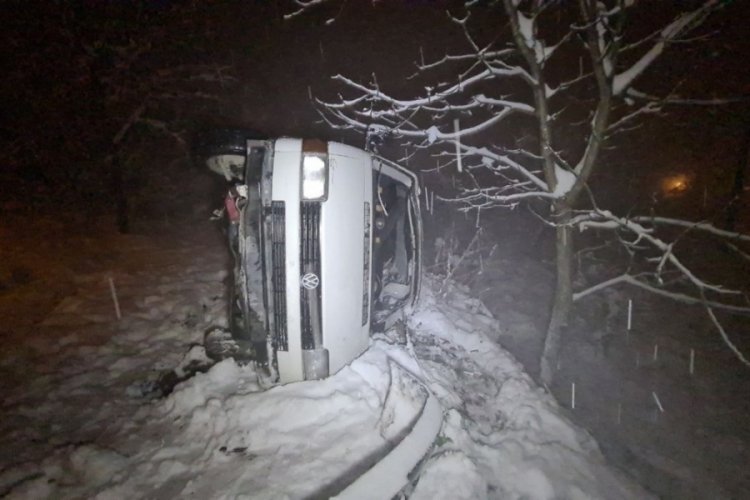 Karda kayan minib&uuml;s yoldan &ccedil;ıkıp bah&ccedil;eye u&ccedil;tu
