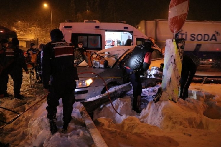Kontrolden &ccedil;ıkan otomobil bariyerlere saplandı