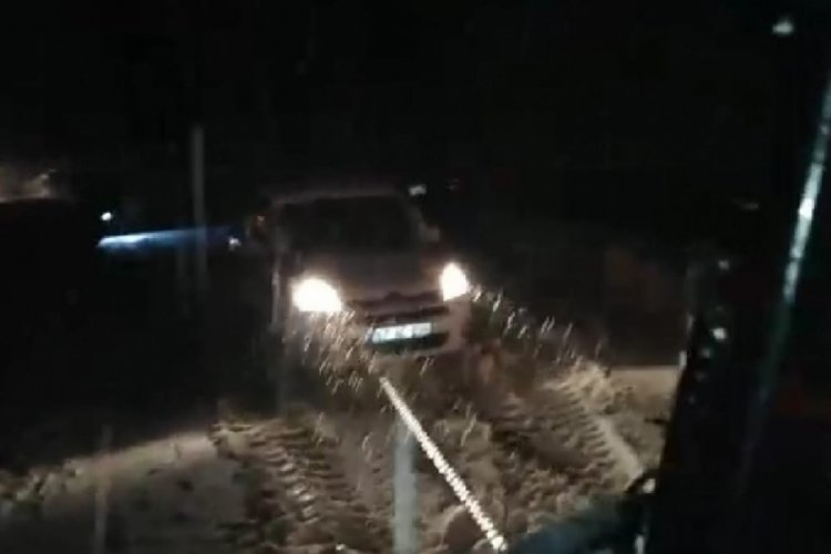 Babasını g&ouml;rmeye giden adam 2 saat k&ouml;y yolunda mahsur kaldı