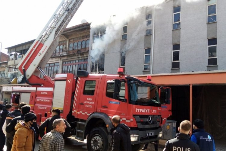 Bursa'da mobilya mağazasında &ccedil;ıkan yangın 1 saatte s&ouml;nd&uuml;r&uuml;ld&uuml;