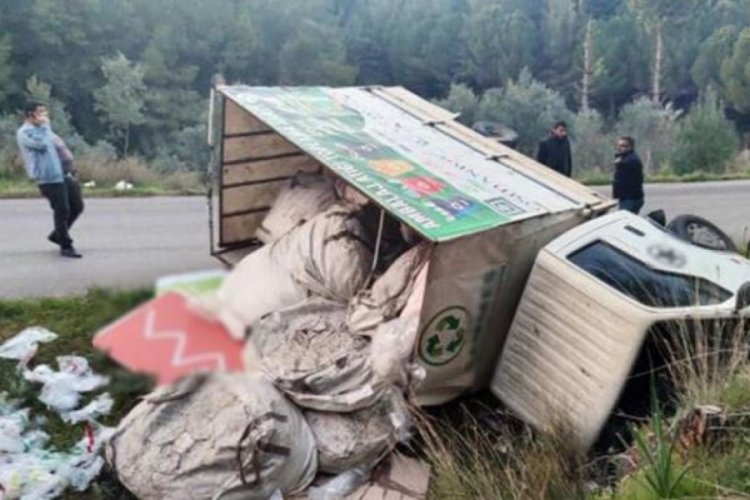 Ambalaj atığı toplama kamyoneti devrildi: 4 yaralı