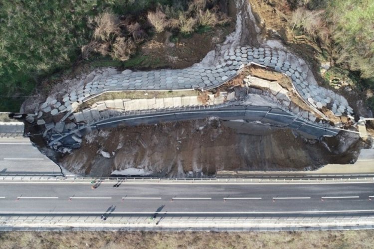 D-655 Karayolu'nun b&uuml;y&uuml;k b&ouml;l&uuml;m&uuml; &ccedil;&ouml;kt&uuml;