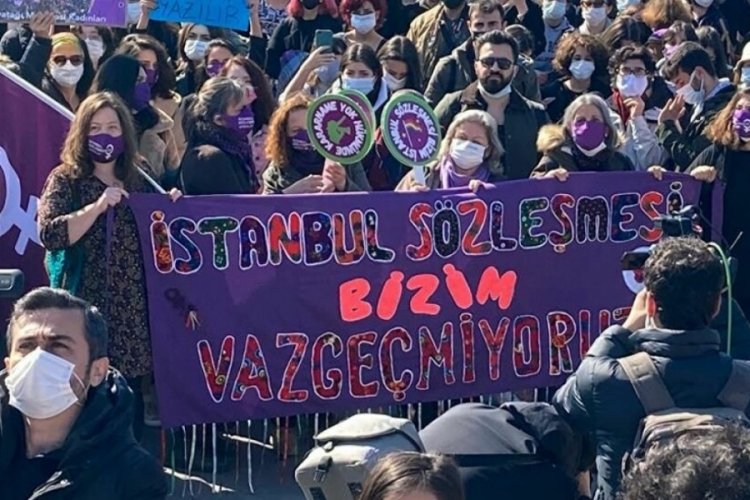 İstanbul S&ouml;zleşmesi'nin feshine karşı kadınlar sokaklara &ccedil;ıktı