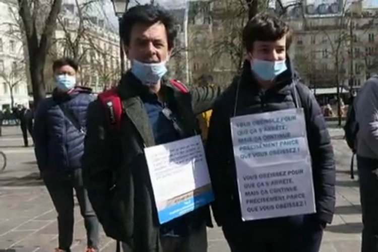 Fransa'da maske ve aşı karşıtı protesto