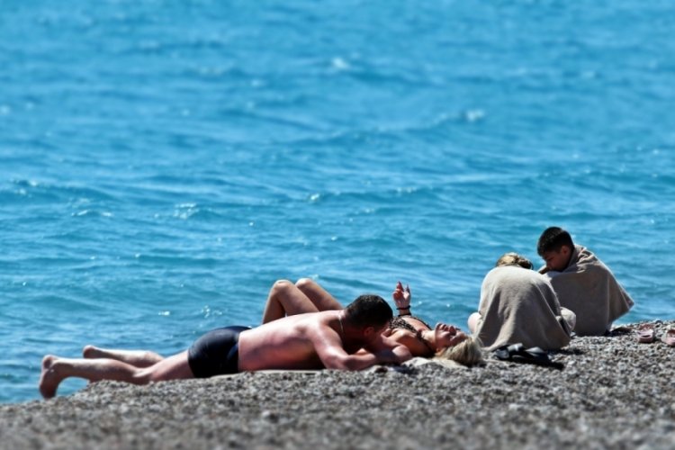 Mart ayının sonlarında turistlerin kısıtlamasız deniz keyfi
