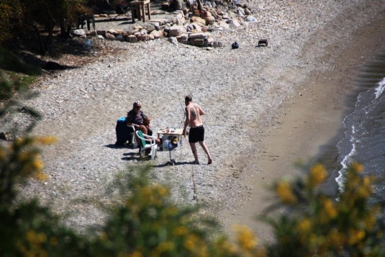 Bodrum'da 3 bin 150 lira cezayı g&ouml;ze alıp denize girdiler, balık tuttular