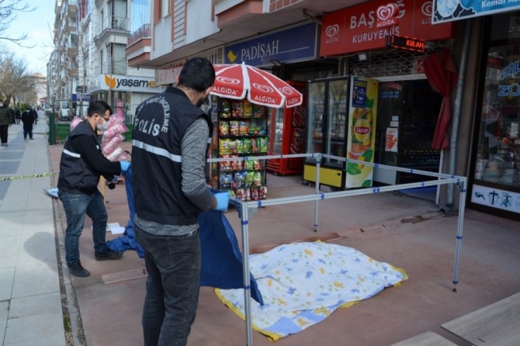 Yaşlı adam balkondan d&uuml;ş&uuml;p &ouml;ld&uuml;, g&ouml;ren eşi sinir krizi ge&ccedil;irdi