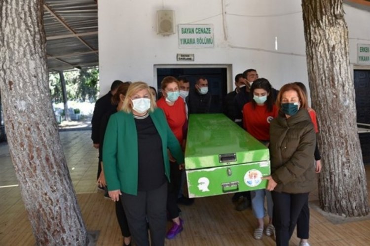 Kardeşinin katlettiği İslim'i, son yolculuğuna kadınlar uğurladı