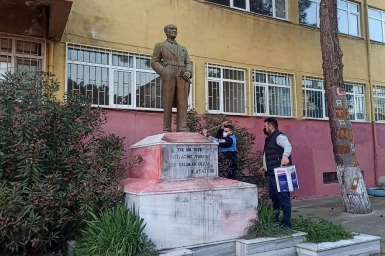 Atat&uuml;rk heykeline &ccedil;irkin saldırı
