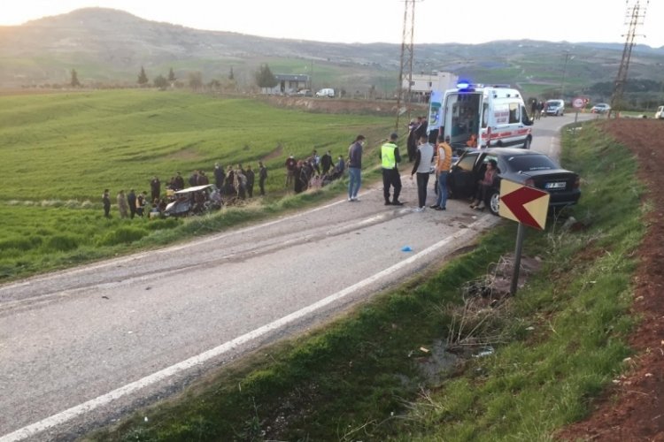İki ara&ccedil; kafa kafaya &ccedil;arpıştı: 1 &ouml;l&uuml;, 7 yaralı