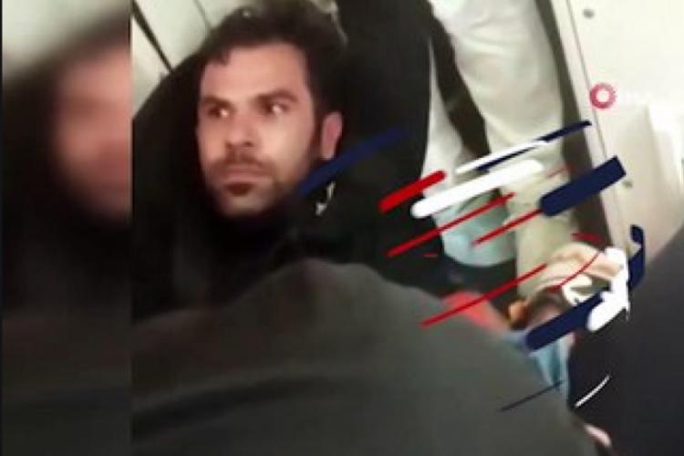U&ccedil;uş sırasında acil &ccedil;ıkış kapısını a&ccedil;maya &ccedil;alıştı