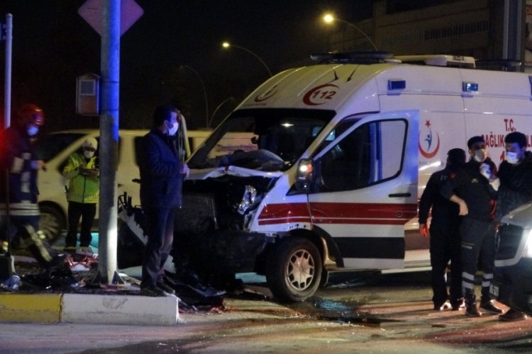 Hasta taşıyan ambulans, kaza yaptı