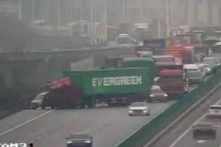 S&uuml;veyş Kanalı'nı kapatan Evergreen'in TIR'ı, bu kez &Ccedil;in'deki bir otoyolu tıkadı