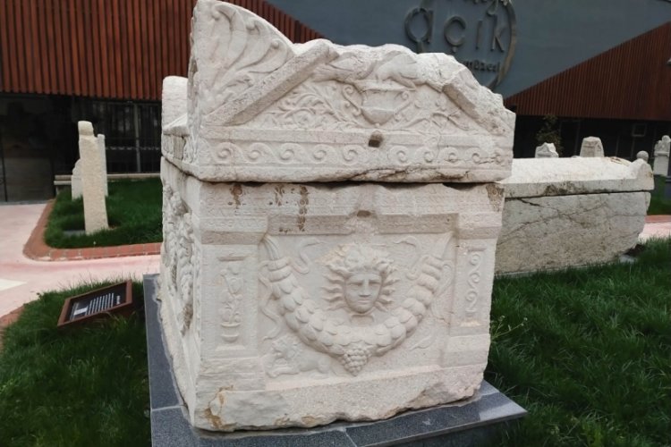 Medusa kabartmalı beddua yazılı lahit m&uuml;zede sergileniyor