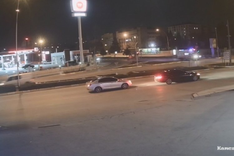 Hasta taşıyan ambulans ve otomobilin karıştığı kaza kamerada