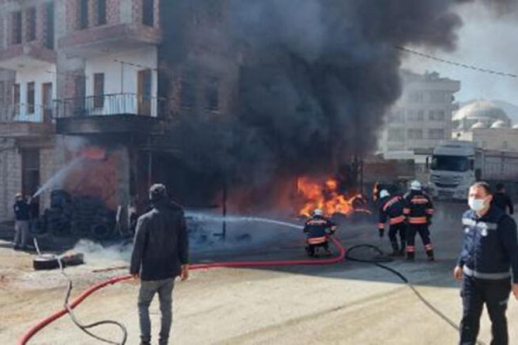 Trabzon'da lastik&ccedil;ide korkutan yangın