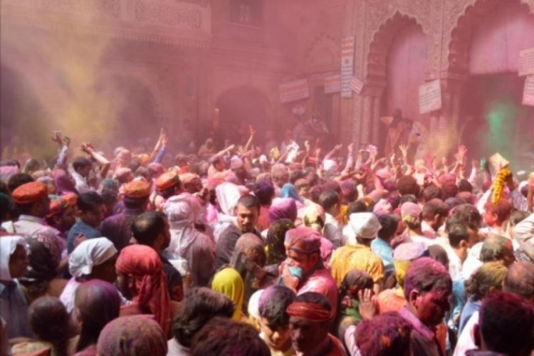 Hindistan'da salgına rağmen bahar festivali yapıldı