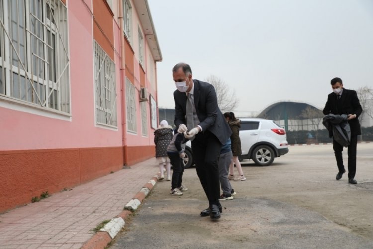 Bursa İneg&ouml;l Belediye Başkanı Taban &ouml;ğrencilerle temizlik yaptı
