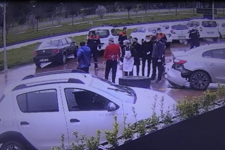 Bursa'da kamyonun lastiği fırlayıp park halindeki otomobile böyle çarptı