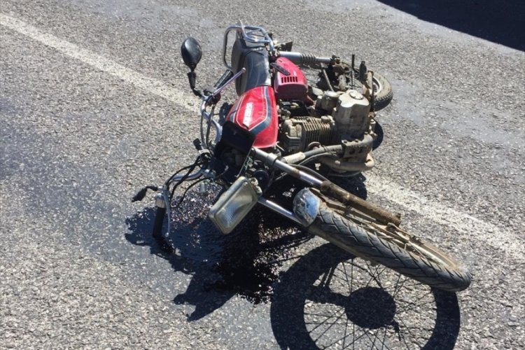 Otomobille &ccedil;arpışan motosiklet s&uuml;r&uuml;c&uuml;s&uuml; &ouml;ld&uuml;
