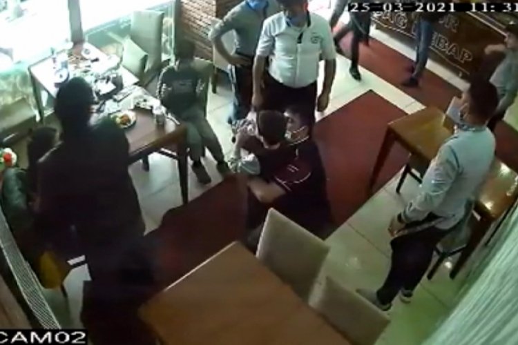 Restoran işletmecisi nefes borusuna et ka&ccedil;an &ccedil;ocuğu b&ouml;yle kurtardı
