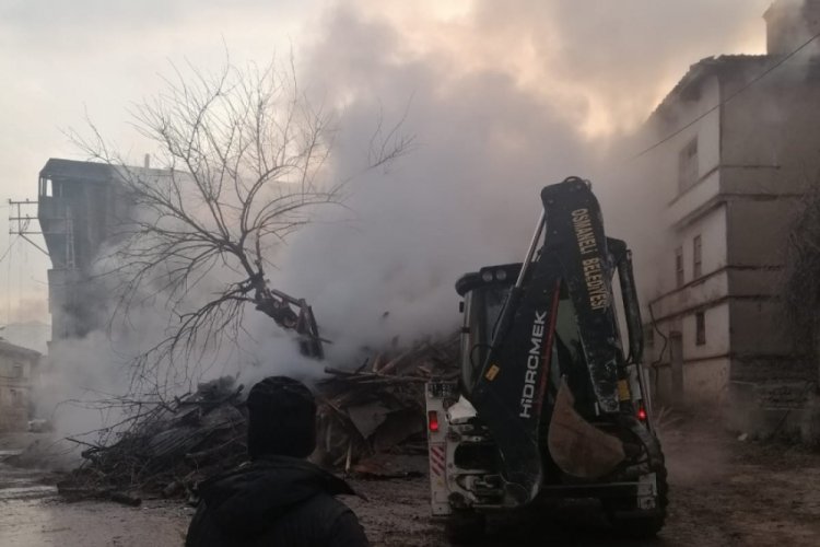 K&ouml;ydeki yangında ahşap ev tamamen yandı