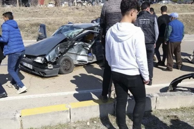 2 otomobil &ccedil;arpıştı: 4 yaralı