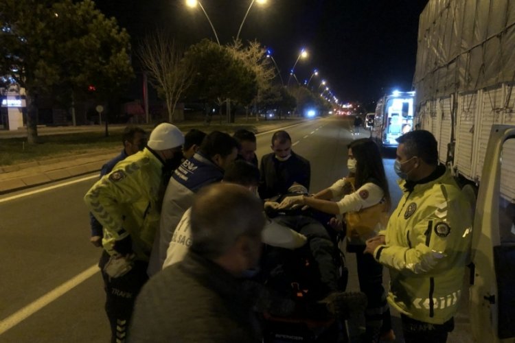 Ticari ara&ccedil; park halindeki kamyona &ccedil;arptı