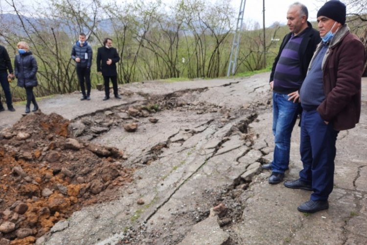 Aşırı yağışlar nedeniyle yolda g&ouml;&ccedil;&uuml;k ve derin &ccedil;atlaklar meydana geldi