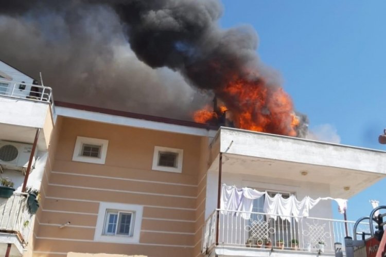 İki katlı evin &ccedil;atı katında &ccedil;ıkan yangın korkuttu