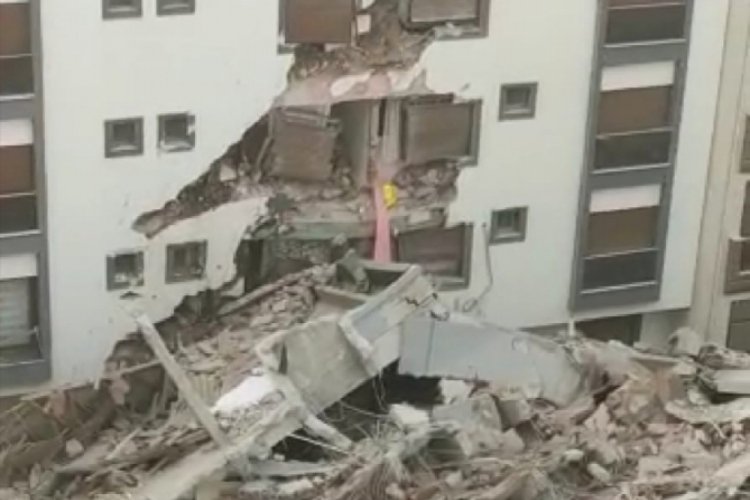 Yıkım esnasında &ccedil;&ouml;ken ağır hasarlı bina, başka binaya hasar verdi