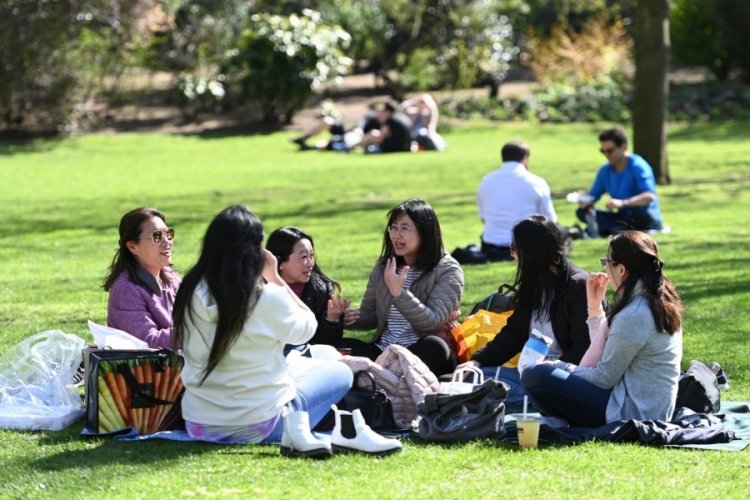 Londra'da halk park ve bah&ccedil;elere akın etti