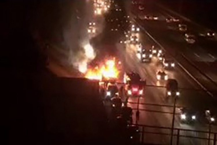 TEM otoyolunda maske y&uuml;kl&uuml; kamyonetin alev alev yandı