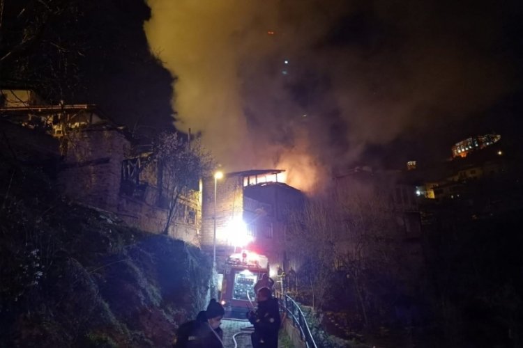 İki katlı ahşap binada &ccedil;ıkan yangın tarihi evlere sı&ccedil;ramadan s&ouml;nd&uuml;r&uuml;ld&uuml;