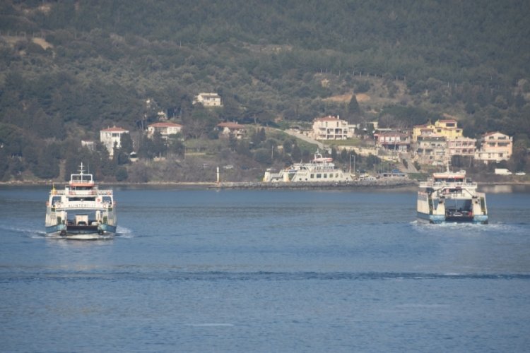 G&ouml;k&ccedil;eada ve Bozcaada'ya feribot seferlerine fırtına engeli