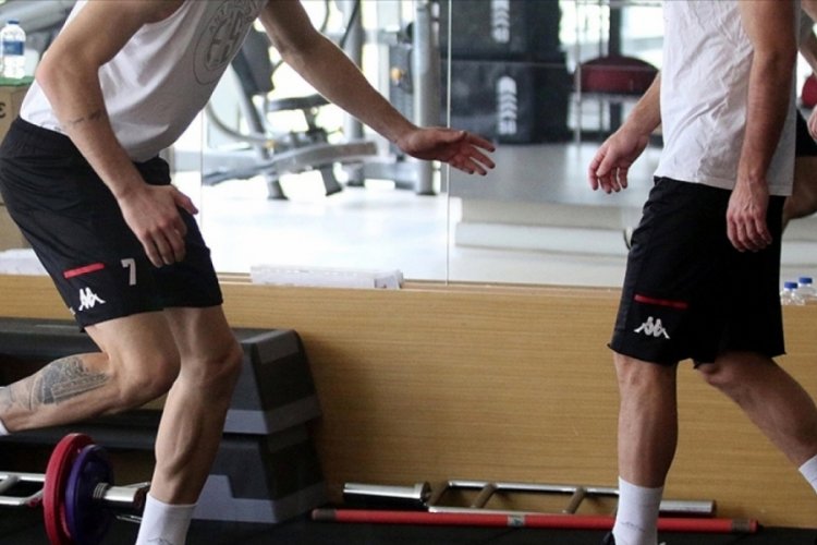 Spor salonları salgın d&ouml;nemine y&ouml;nelik tedbirlerle faaliyetlerini s&uuml;rd&uuml;r&uuml;yor