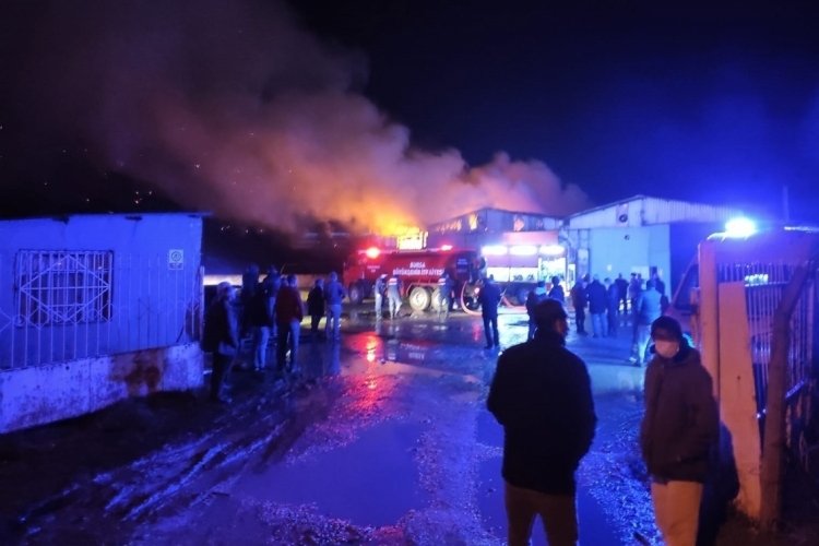 Bursa'da karton fabrikası yangınına ekipler böyle müdahale etti
