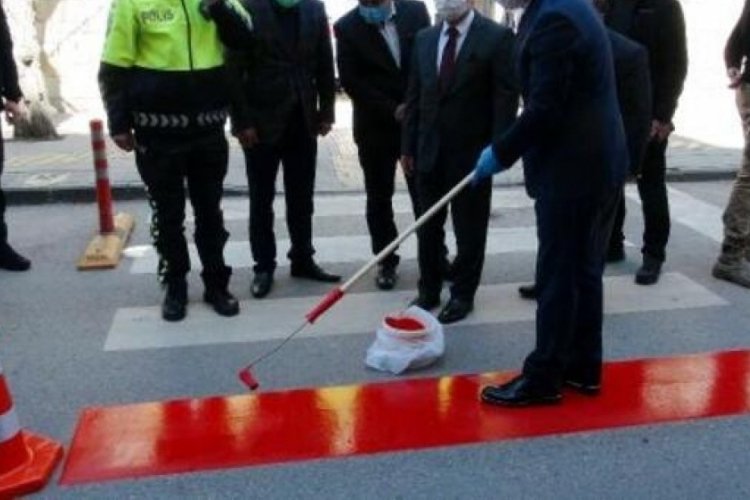 Bursa İznik'te yaya geçitlerine "kırmızı çizgi" uygulaması yapıldı