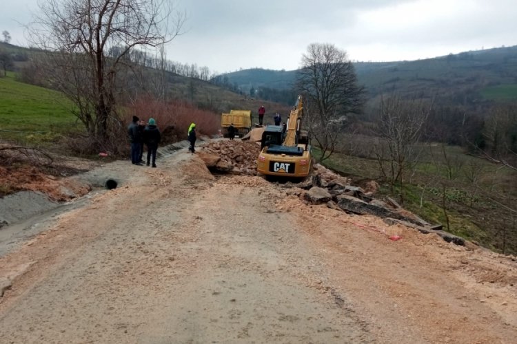 Bursa'da heyelan nedeniyle yol &ccedil;&ouml;kt&uuml;, mahalleye giriş ve &ccedil;ıkışlar kapandı