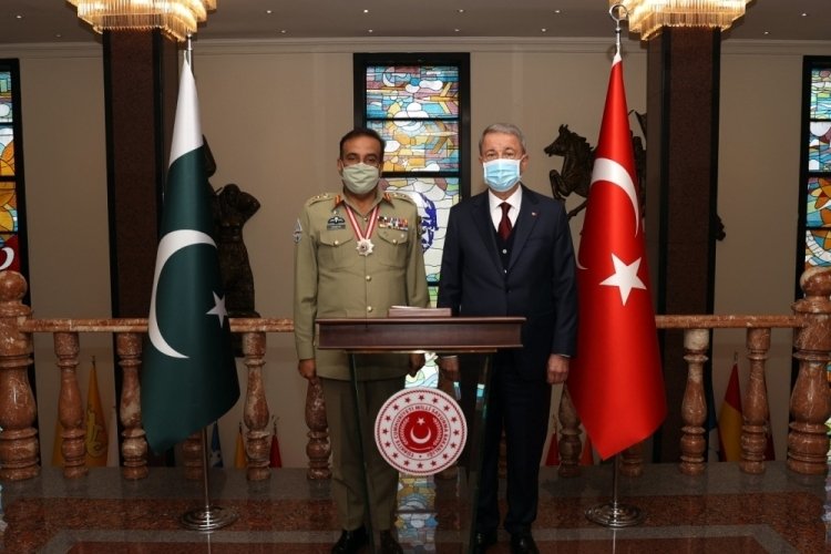 Bakan Akar, Pakistan Genelkurmay Başkanı Raza'yı kabul etti