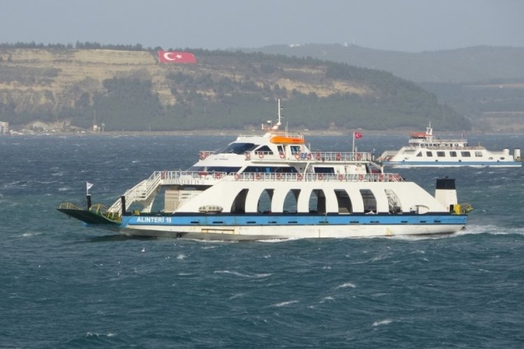 G&ouml;k&ccedil;eada ve Bozcaada'ya feribot seferlerine fırtına engeli