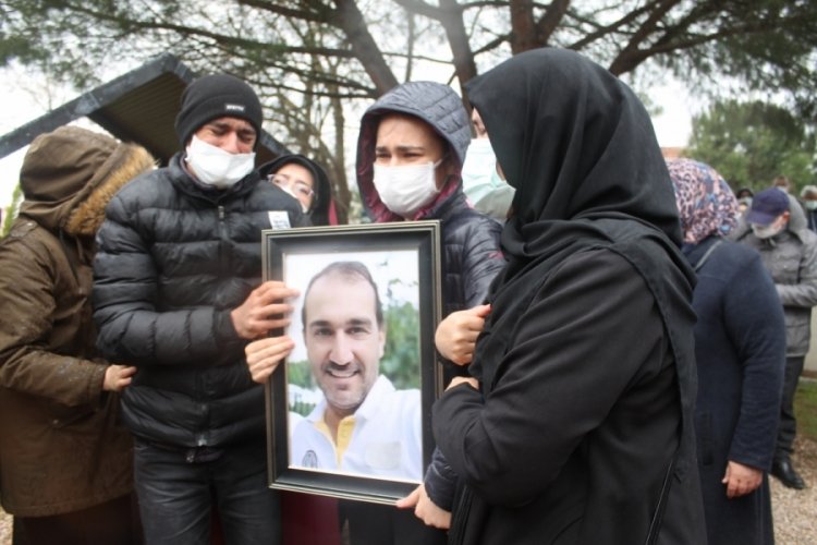 Balıkesir'deki trafik kazasında &ouml;len ambulans şof&ouml;r&uuml; toprağa verildi