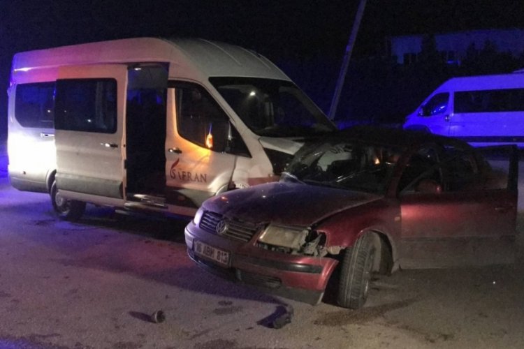 Bursa'da servis aracı ile otomobil çarpıştı: 1 yaralı