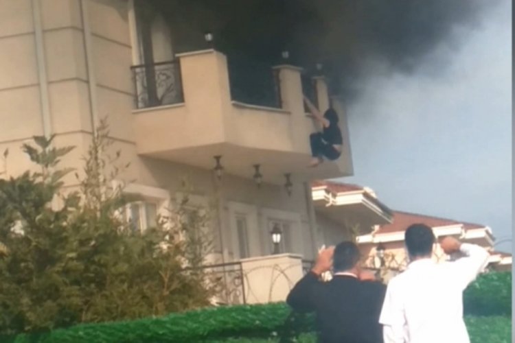 Alevlerden ka&ccedil;mak i&ccedil;in balkondan sarktı