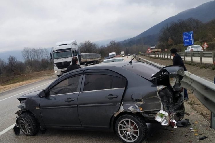 Bursa'da bariyerlere çarpan otomobilin sürücüsü ağır yaralandı