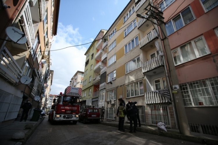 Bursa'da darbedilip eve kilitlenen kadın ile çocuğu kurtarıldı